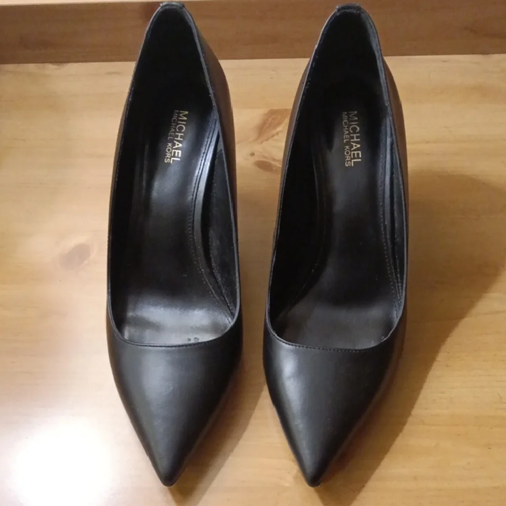 Michael Kors Classic Black Heels, 3.75" heel | Size 8, MINT Condition,FINAL SALE - Picture 1 of 8